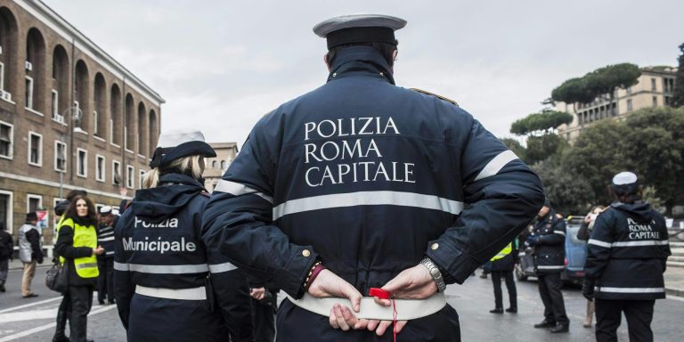 Roma, ogni giorno i vigili urbani elevano circa 3.500 multe per le soste irregolari