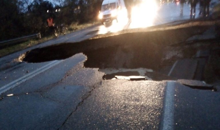 Voragine sulla via Pontina alle porte di San Felice Circeo inghiotte una vettura, c’è un disperso