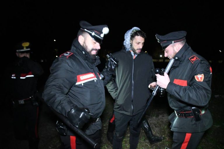 Milano, Fabrizio Corona aggredito dai pusher a Rogoredo