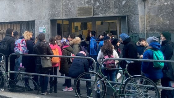 Torino, lite tra studenti: un 18enne prende un bastone e tenta di picchiare un minorenne, fermato dai suoi compagni