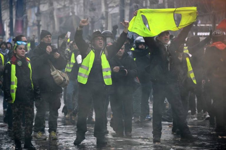 Parigi, la polizia ferma 700 giovani dei “gilet gialli”