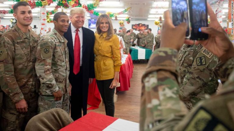 Iraq, visita di Trump e Melania: “Gli Usa non saranno più i gendarmi del mondo”