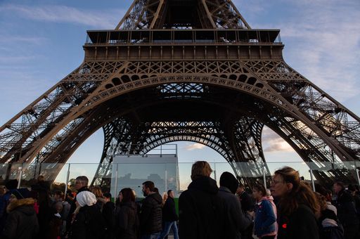 Parigi blindata, i servizi segreti temono un golpe: schierati 89mila agenti