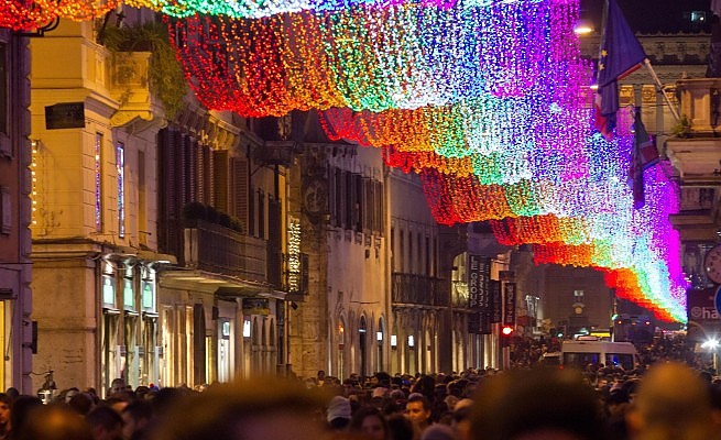 Dopo l’accensione dell’albero in Piazza Venezia, si colorano anche i due chilometri di via del Corso