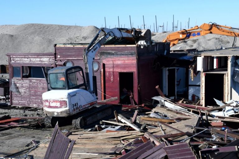 Dopo le ville dei Casamonica al Quadraro, le ruspe sbarcano anche ad Ostia. Demolizione dello stabilimento Med