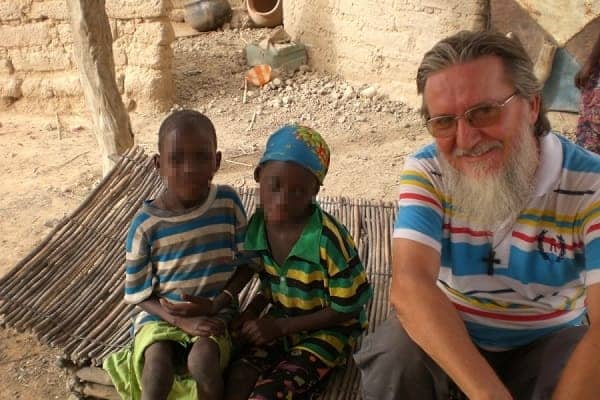 E’ vivo e sta bene il missionario italiano Pier Luigi Macalli. E’stato rapito in Niger a settembre scorso