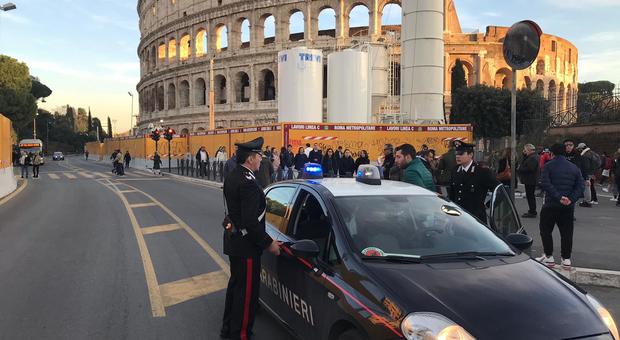 Turista stacca un pezzo del Colosseo per portarselo in India, sorpreso dalla vigilanza e consegnato ai Carabinieri