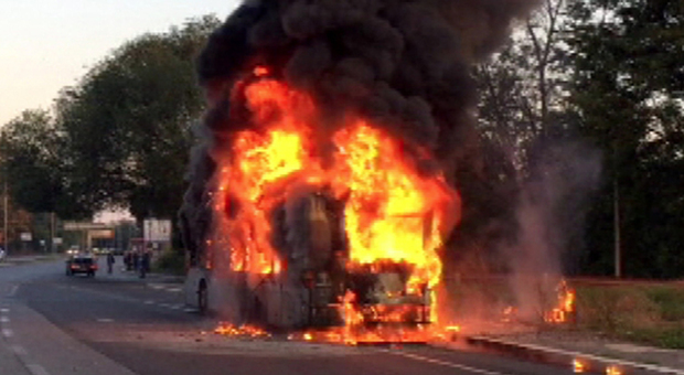 Roma, autobus in fiamme al Torrino: nessun ferito