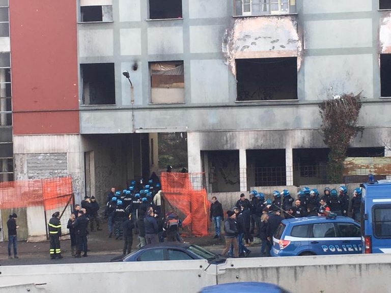 Accoglienza per 150 persone che occupavano l’ex penicillina