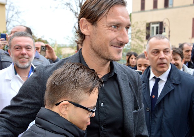 Capitan Totti al Bambino Gesù: ‘voglio contribuire all’ampliamento dell’Ospedale di Palidoro’