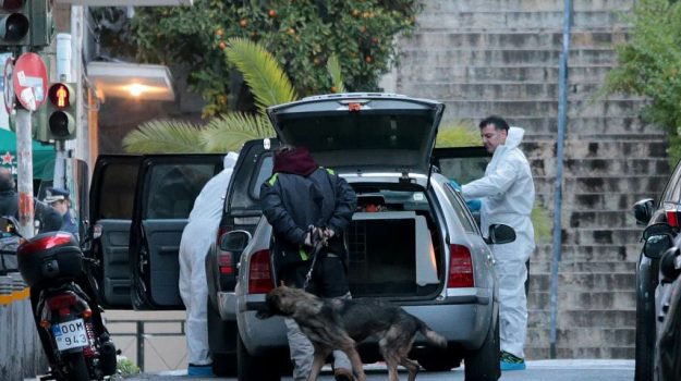 Atene, ordigno nel centro: ferito un poliziotto