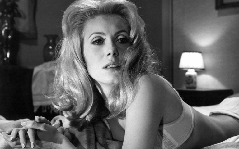 Cinema: Catherine Deneuve mette in vendita i suoi abiti di Yves Saint Laurent