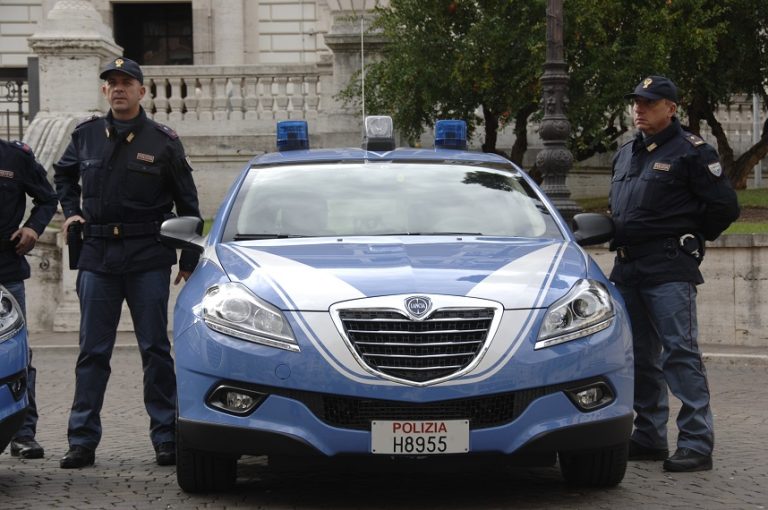 Lancia il figlioletto a terra e lo uccide, 26enne fermata a Catania si giustifica: “Avevo la mente oscurata”