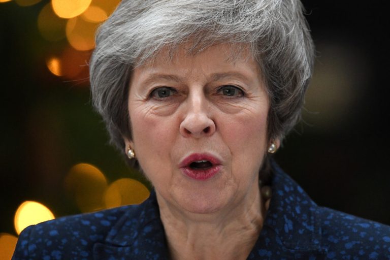 Brexit, Theresa May resiste: respinta la sfiducia per tre soli voti