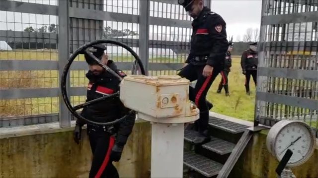 Furti all’oleodotto che rifornisce l’aeroporto intercontinentale di Fiumicino, in manette in cinque