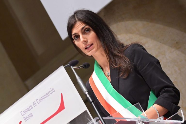 Raggi: “Superato un anno duro”: Poi ai giornalisti: “Sono contenta del lavoro che svolgete”