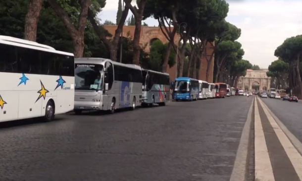 L’annuncio della Sindaca Raggi: “Da gennaio stop ai bus turistici nel Centro storico