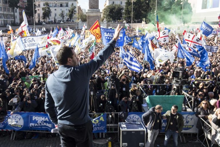 In tanti con Salvini a Piazza del Popolo. Il vicepremier rassicura sulla tenuta del Governo