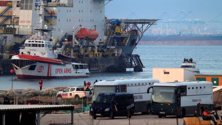 Spagna, la nave Open Arms ha attraccato al porto di Crinavis