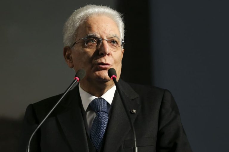 Il monito di Mattarella: “Tutti rispettino i limiti imposti dalla Costituzione”