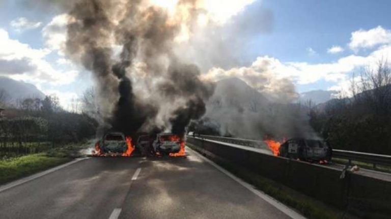 Avellino, assalto a tre furgoni portavalori