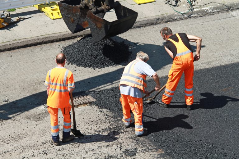 Buche di Roma, i sindacati degli edili: “Fate lavorare noi”