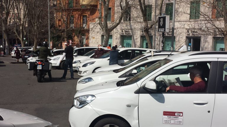 Sette nuove aree sosta per i taxi a Roma