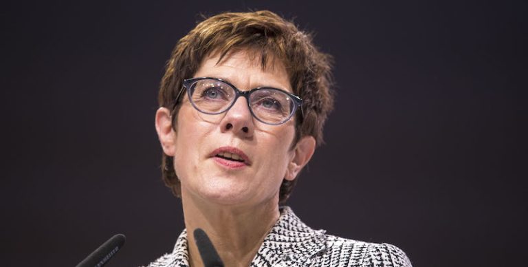 Annegret Kramp-Karrenbauer sostituisce al vertice della Cdu la Merkel dopo 18 anni