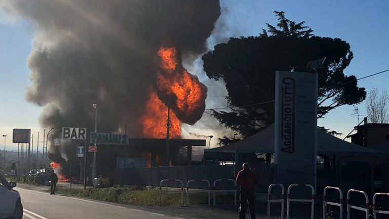 Borgo Quinzio (Rieti), esplosione in un distributore di benzina sulla Salaria: due morti e decine di feriti