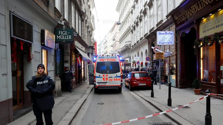 Vienna, sparatoria in centro: un morto e un ferito. La polizia a caccia del killer