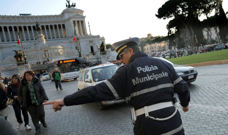 Roma, una domenica di nuovo senza auto. Stop totale alla circolazione (7-30/13- 15/18.30) estesa anche ai veicoli euro 6