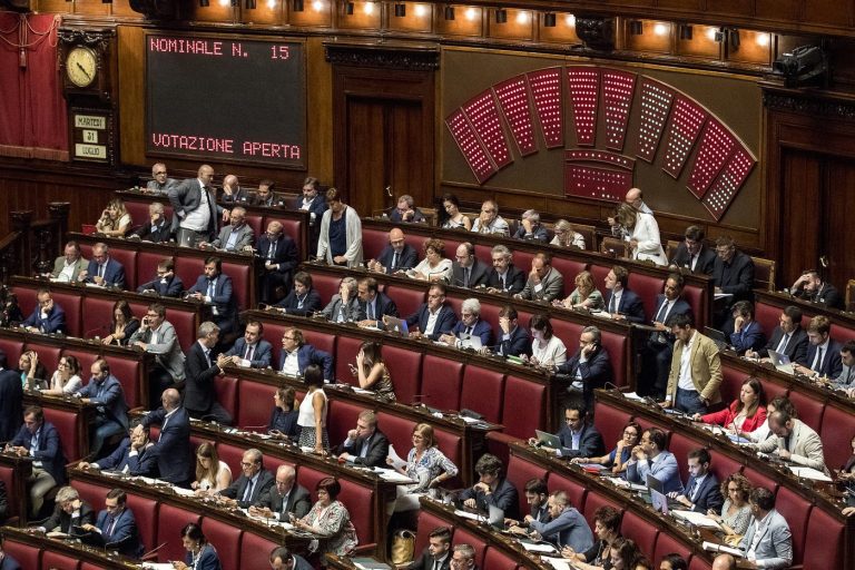 Manovra, disco verde della Camera, ma sarà interamente (o quasi) riscritta al Senato