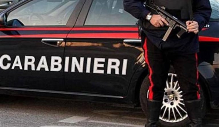 Roma, evade dai domiciliari, va al bar e deruba cliente. Arrestato