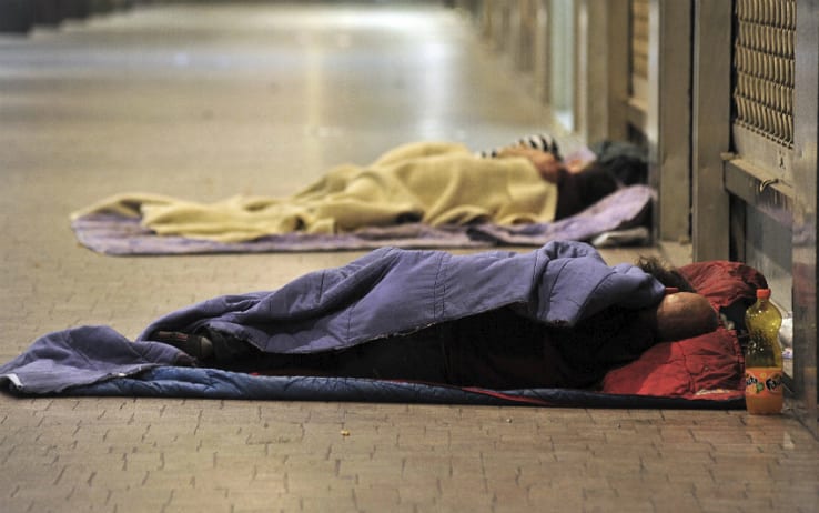 Milano, morto un clochard alla stazione di Porta Genova