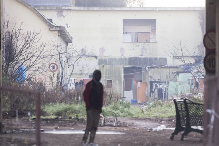 Sgomberata all’alba l’ex Penicillina. Dentro l’ex fabbrica un vero e proprio girone dantesco