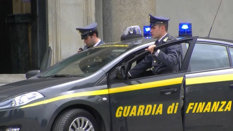 Migliaia di lenti a contatto con il falso marchio ‘Made in Italy’ sequestrate dalle Fiamme Gialle ad Ostia