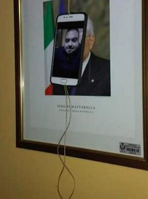 Decollatura (Catanzaro), imbarazzo per un selfie poco rispettoso nei confronti del presidente Mattarella