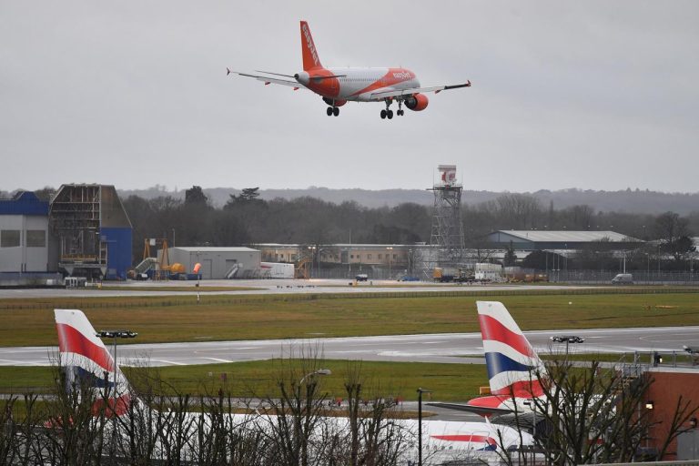 Londra, a Gatwick due arresti per “uso criminale di droni”