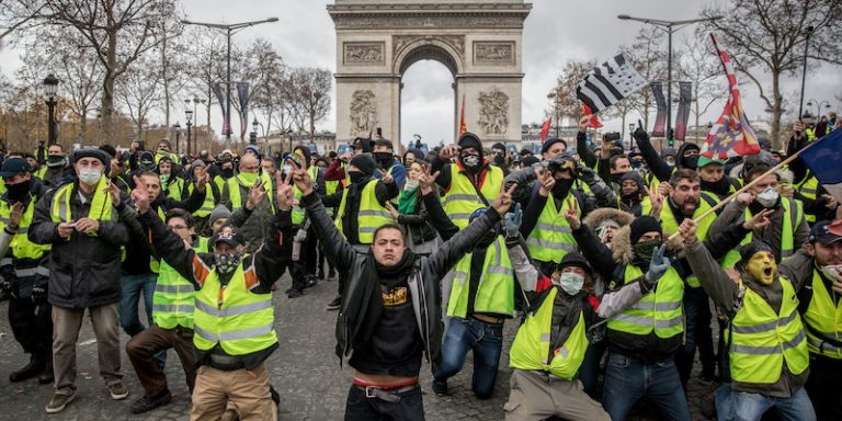 Francia, dopo le proteste dei gilet gialli Macron parla alla Nazione. I commercianti hanno perso un miliardo
