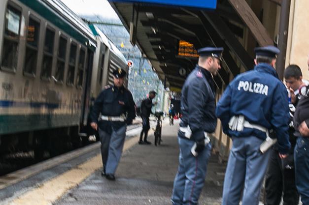 Como, fermati due africani per traffico di migranti sui treni