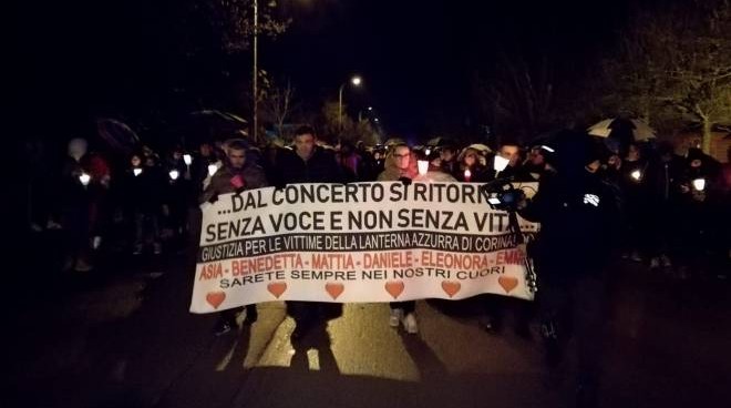 Corinaldo (Ancona), fiaccolata per ricordare le vittime della discoteca Lanterna Azzurra