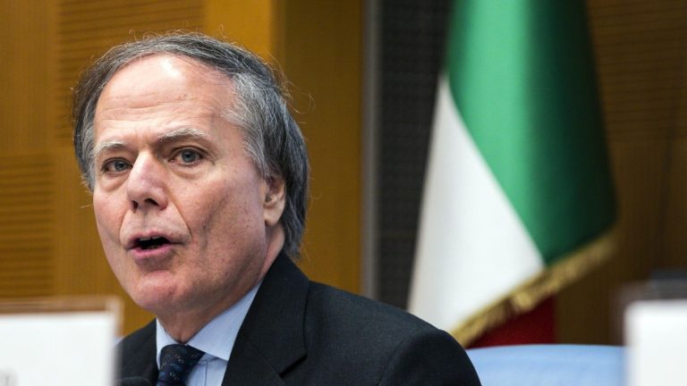 Kuwait, passaporti ritirati a due cittadini italiani: la Farnesina convoca l’ambasciatore Alì Khalid Al-Sabah