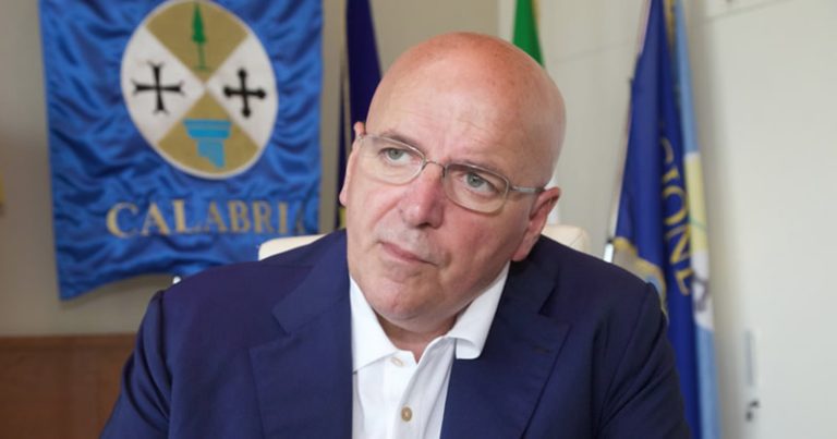 Appalti pubblici, obbligo di dimora per il presidente della Regione Calabria Mario Oliverio