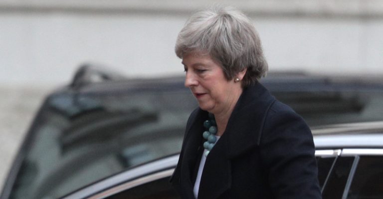 Theresa May inizia un difficile tour diplomatico per salvare l’intesa sulla Brexit