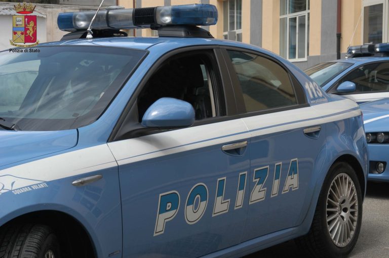 Napoli, sei banditi si fingono poliziotti per rapinare una famiglia: arrestati
