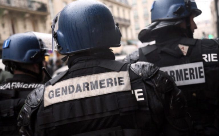 Francia, il governo firma un accordo per aumentare gli stipendi alla polizia