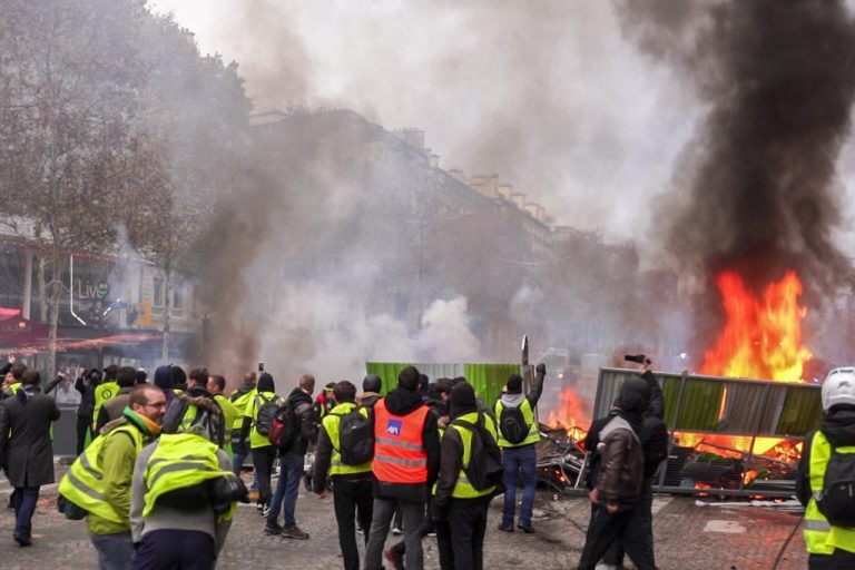 Francia, nonostante la retromarcia di Macron non si attenua la protesta dei ‘gilet gialli’