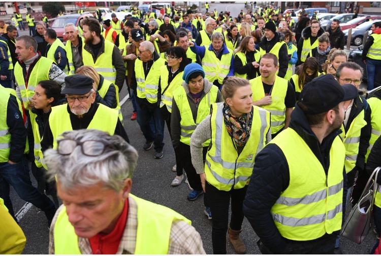 Parigi, lacrimogeni contro i gilet gialli