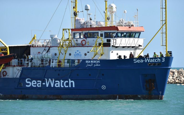 Migranti, negato il soccorso alla nave Sea-Watch con 32 persone a bordo