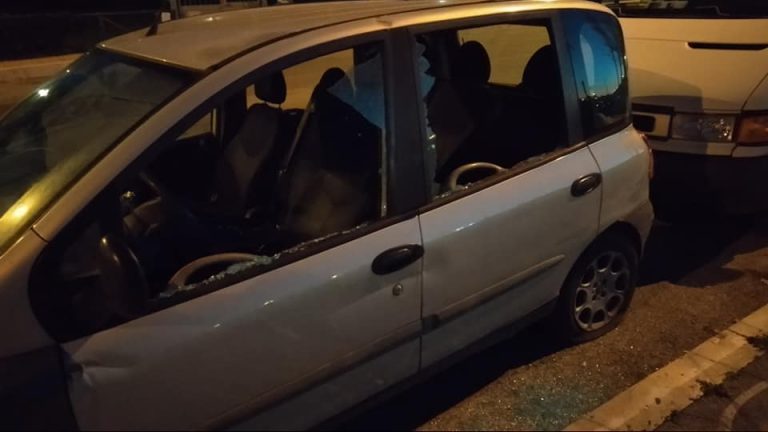 Atti vandalici alle auto su viale Europa